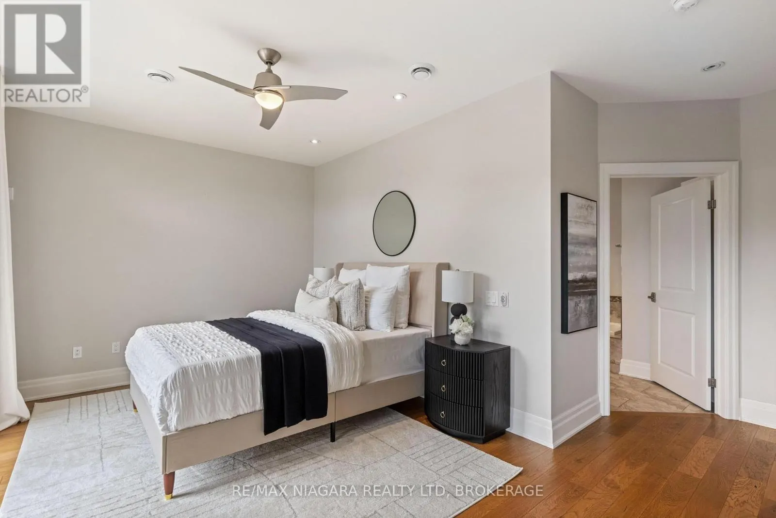 4 ABERDEEN LANE S