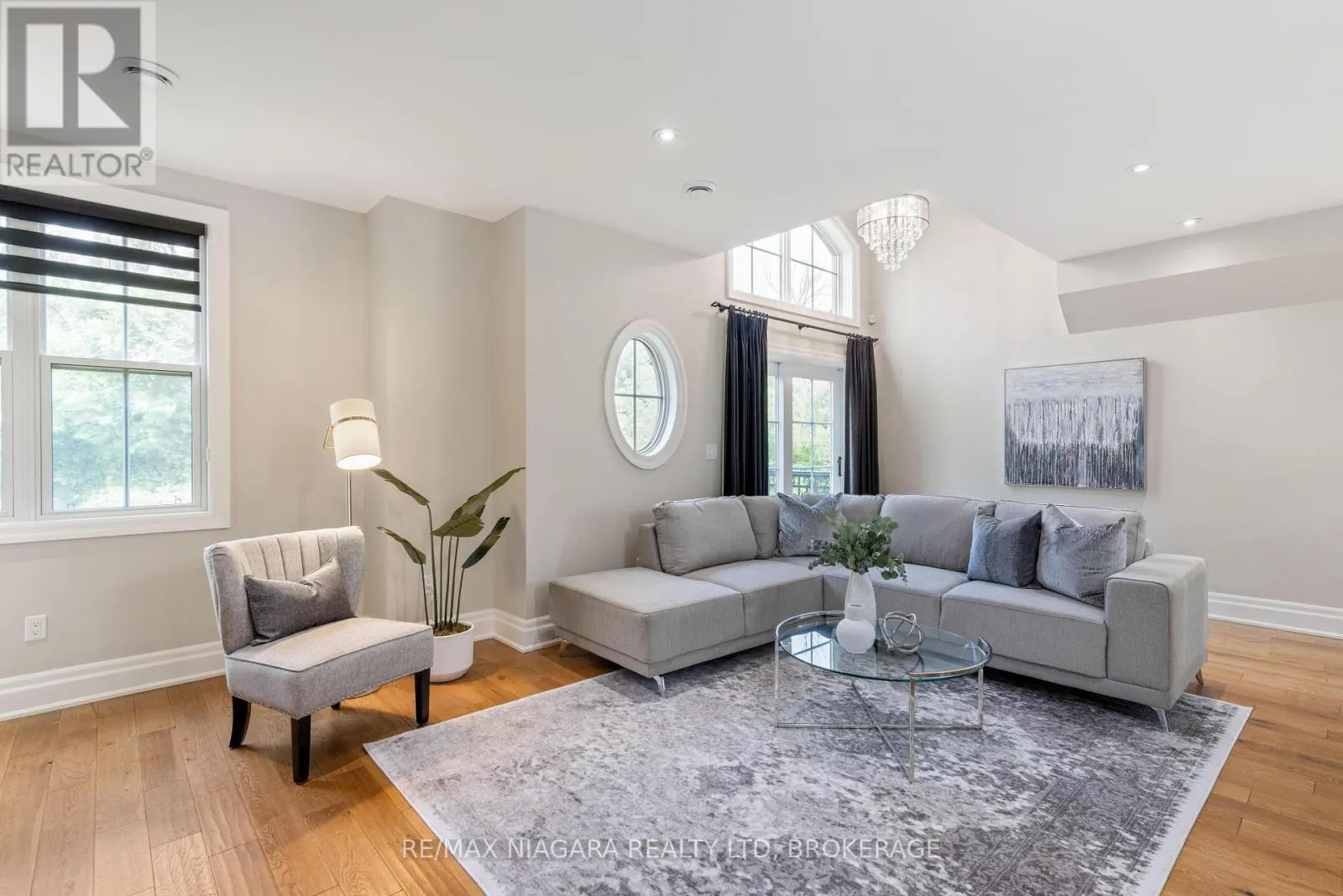 4 ABERDEEN LANE S