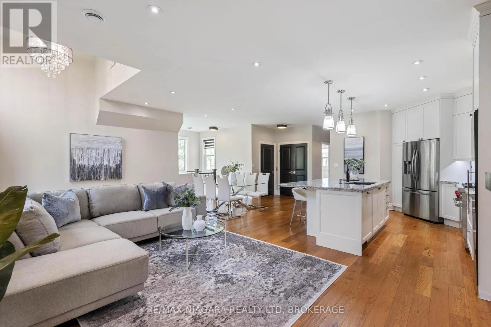 4 ABERDEEN LANE S