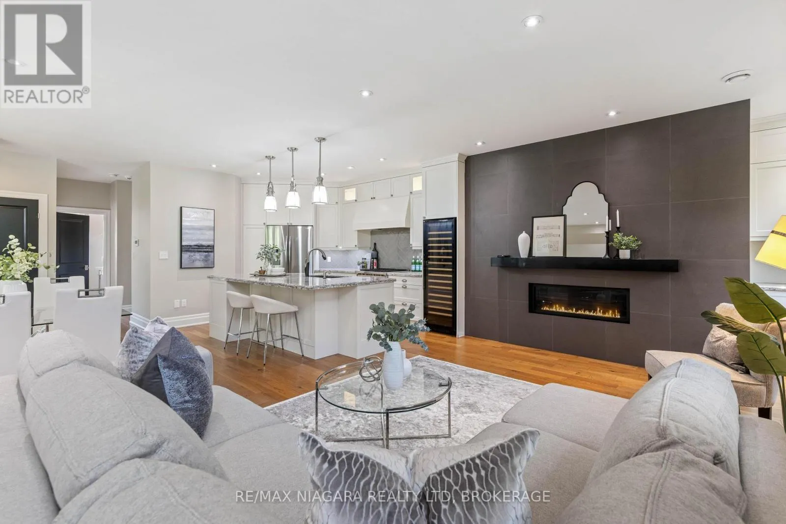 4 ABERDEEN LANE S