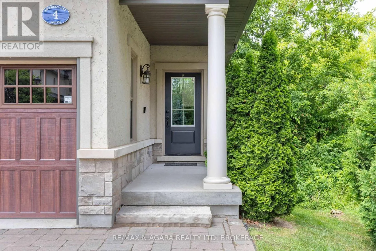 4 ABERDEEN LANE S