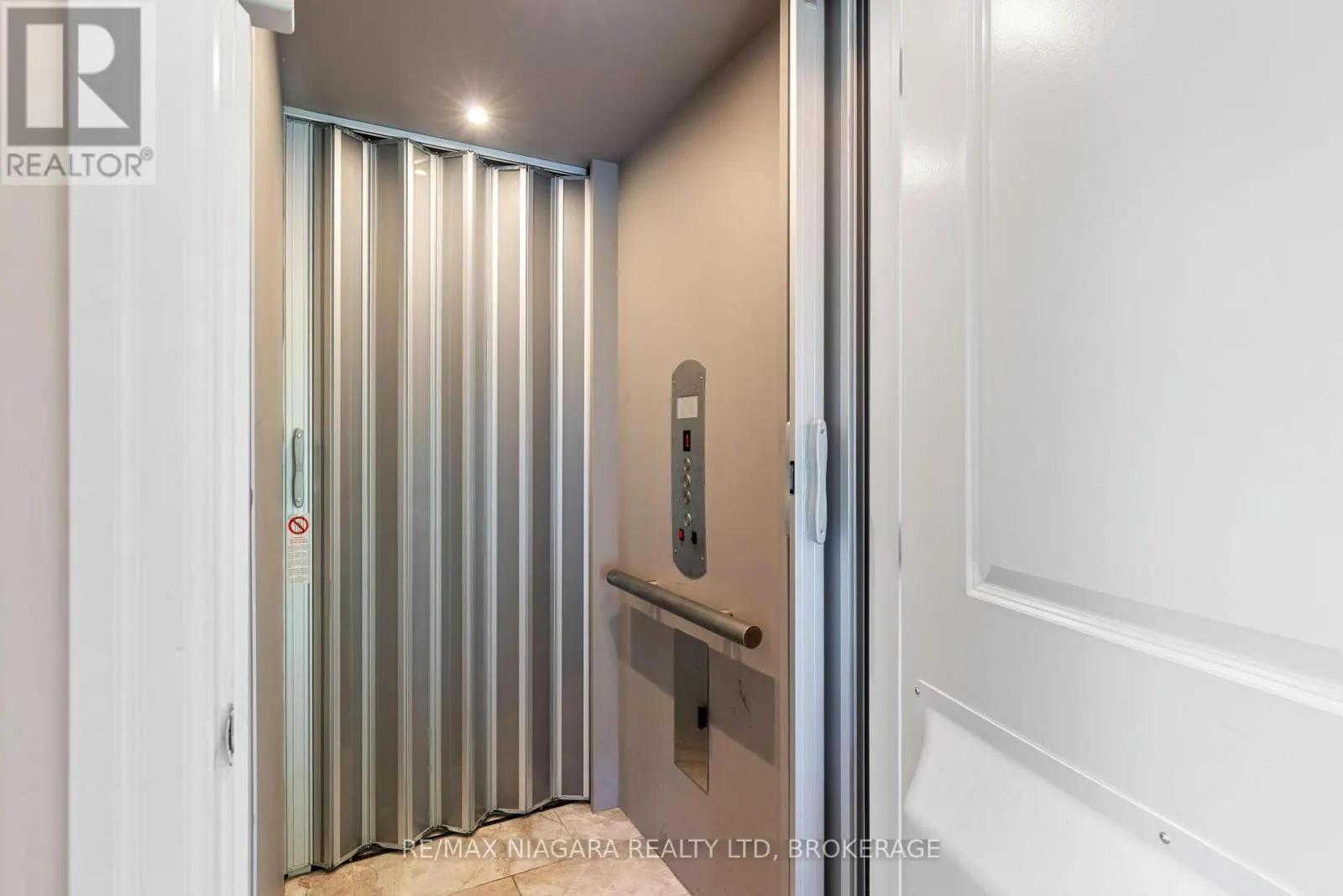4 ABERDEEN LANE S