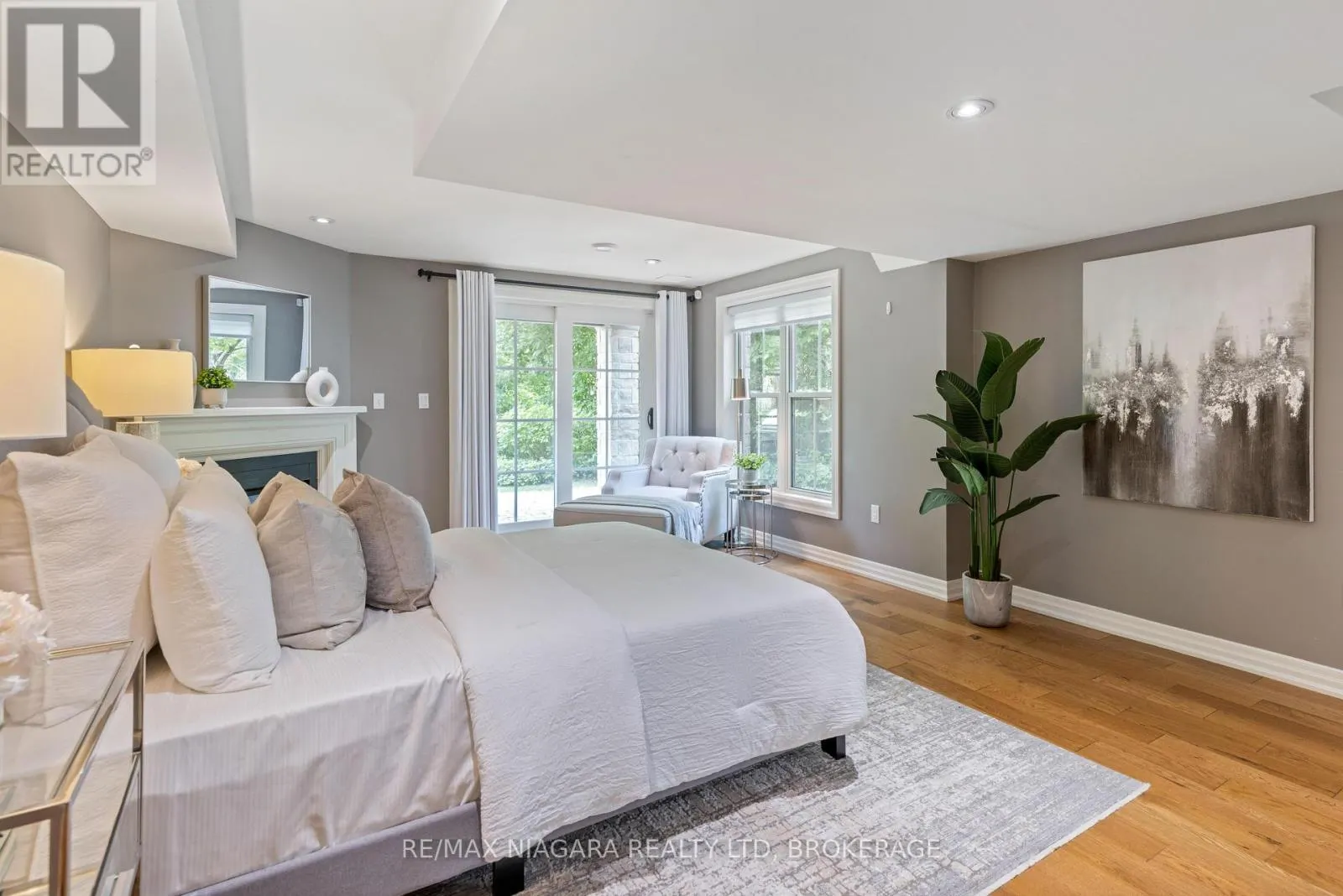 4 ABERDEEN LANE S