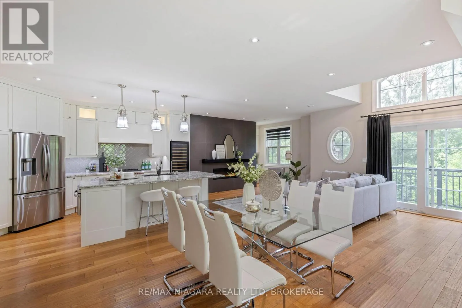 4 ABERDEEN LANE S