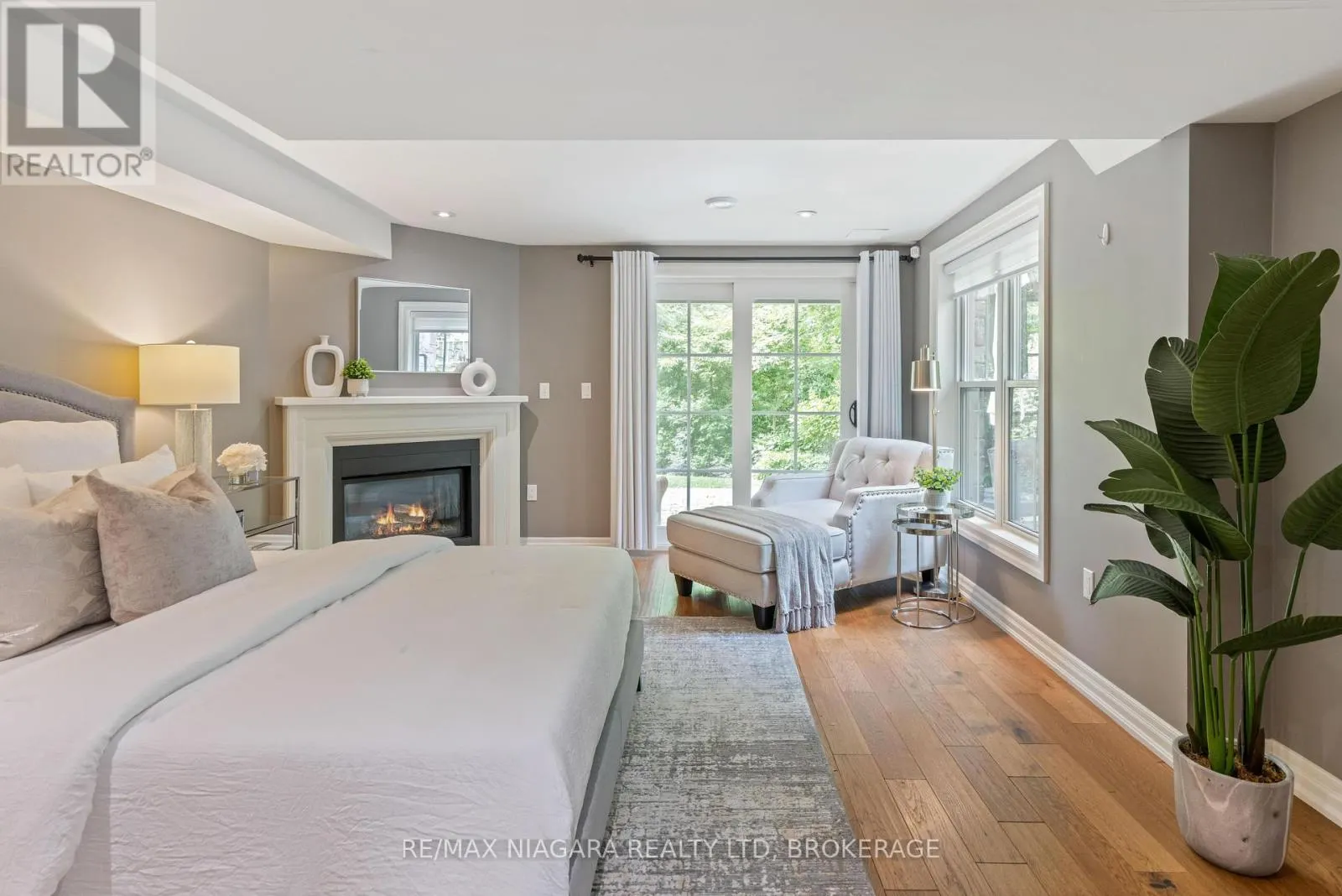 4 ABERDEEN LANE S