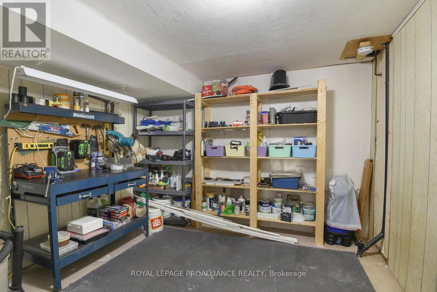 1343 BORDEN CRESCENT