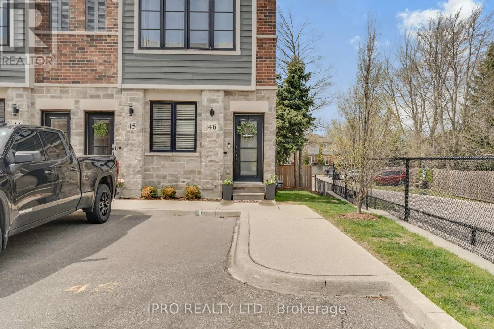 46 - 219 DUNDAS STREET E