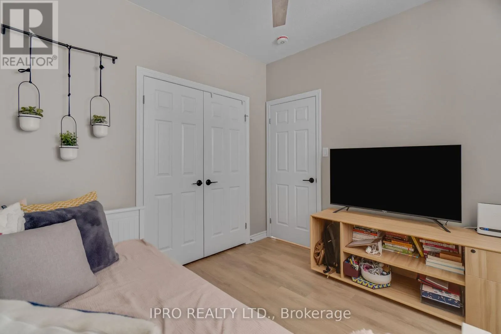 46 - 219 DUNDAS STREET E