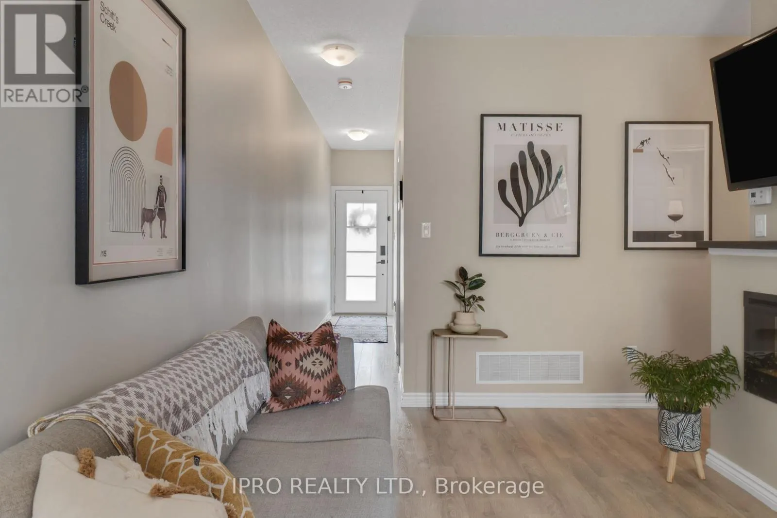 46 - 219 DUNDAS STREET E