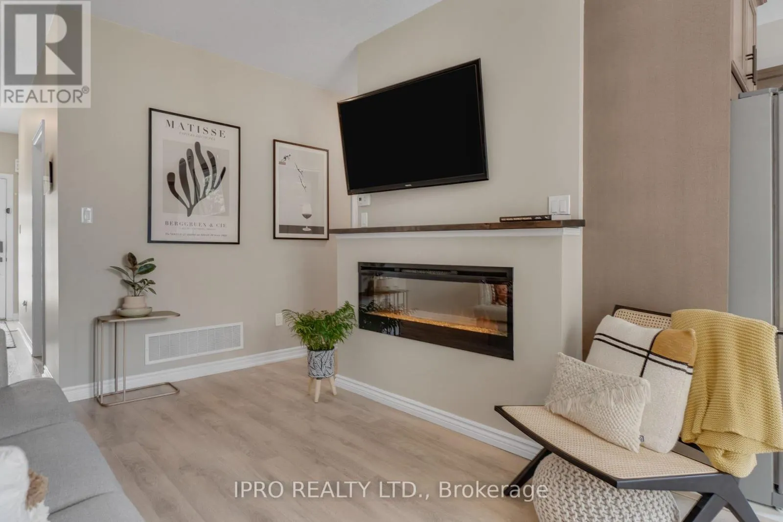 46 - 219 DUNDAS STREET E