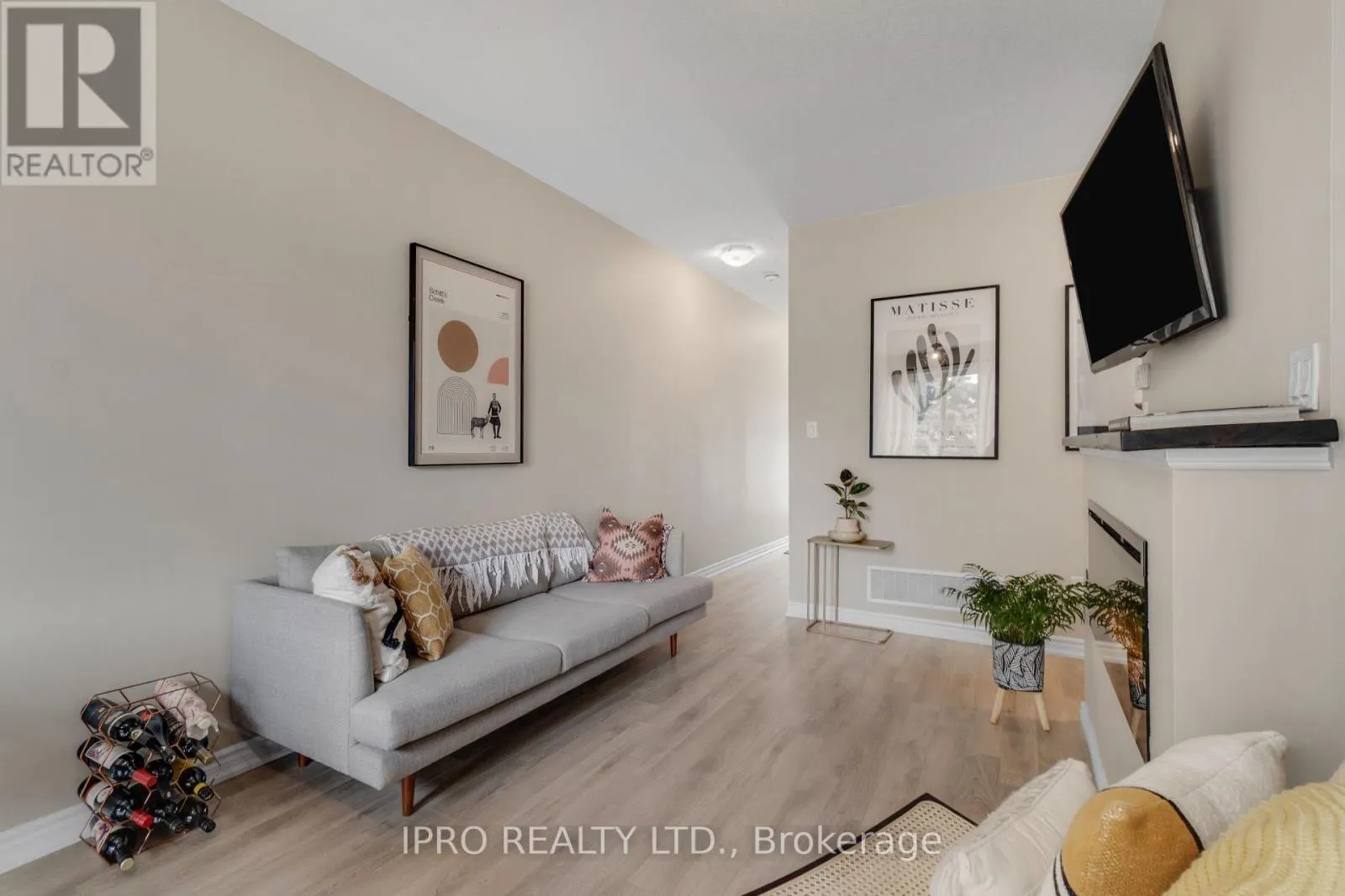 46 - 219 DUNDAS STREET E