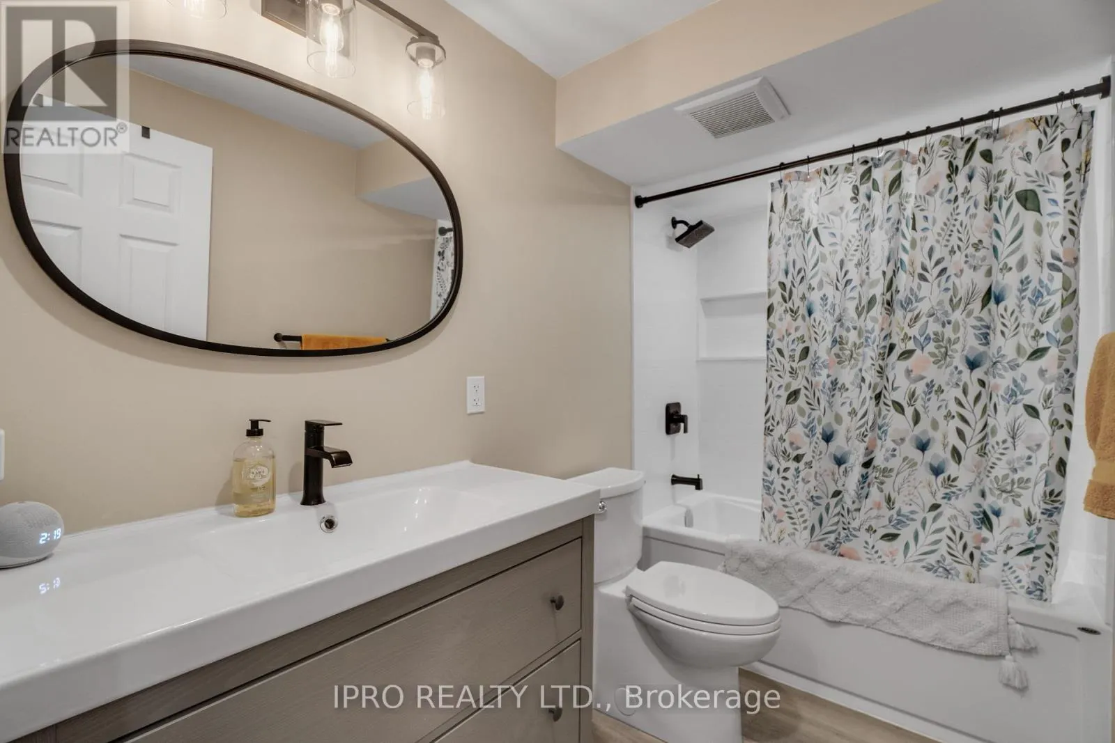 46 - 219 DUNDAS STREET E