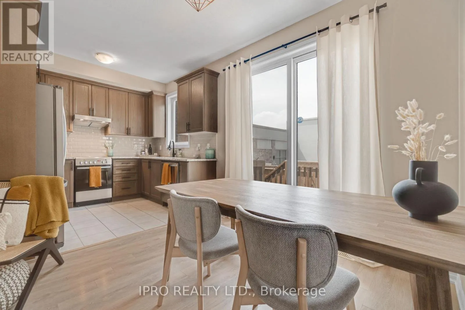 46 - 219 DUNDAS STREET E
