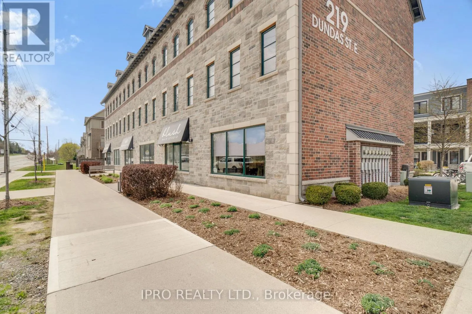 46 - 219 DUNDAS STREET E