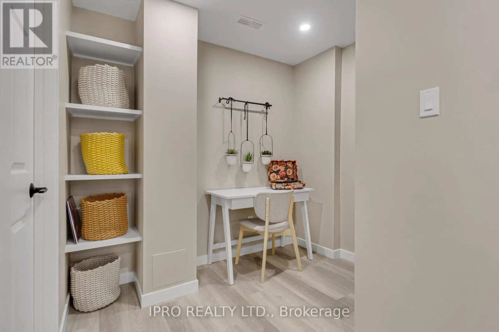 46 - 219 DUNDAS STREET E