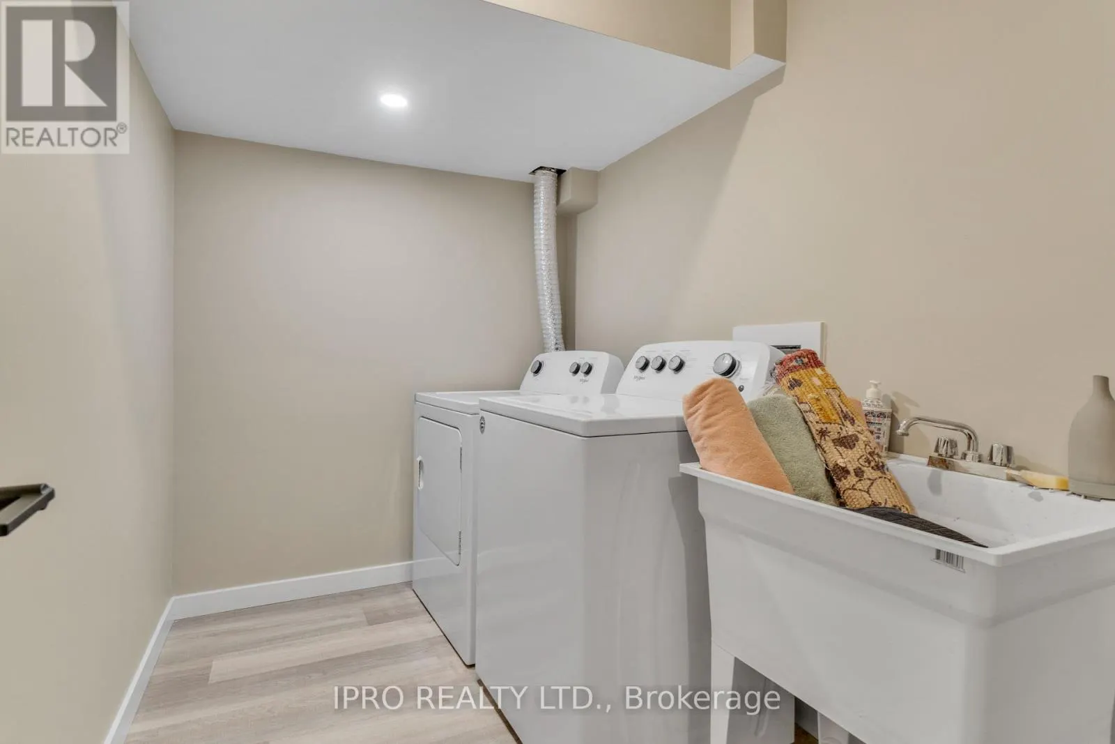46 - 219 DUNDAS STREET E