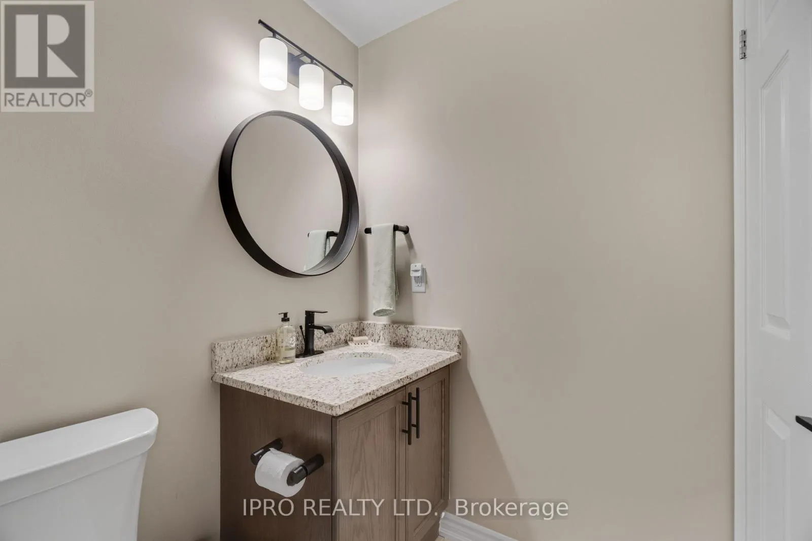 46 - 219 DUNDAS STREET E