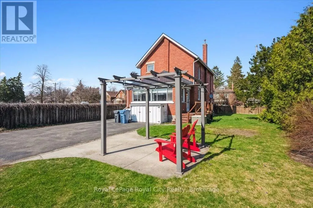 572 WOOLWICH STREET