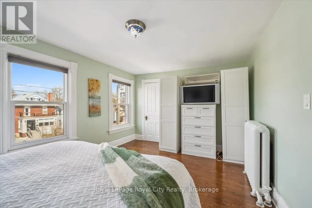 572 WOOLWICH STREET