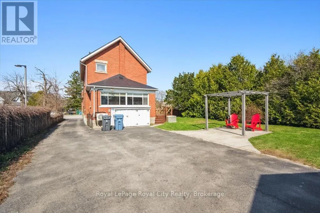 572 WOOLWICH STREET