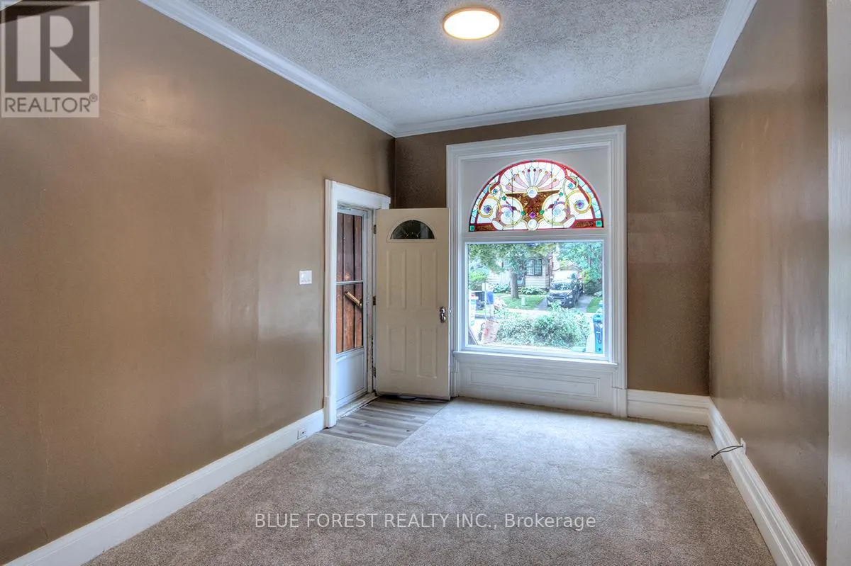 89 GLADSTONE AVENUE
