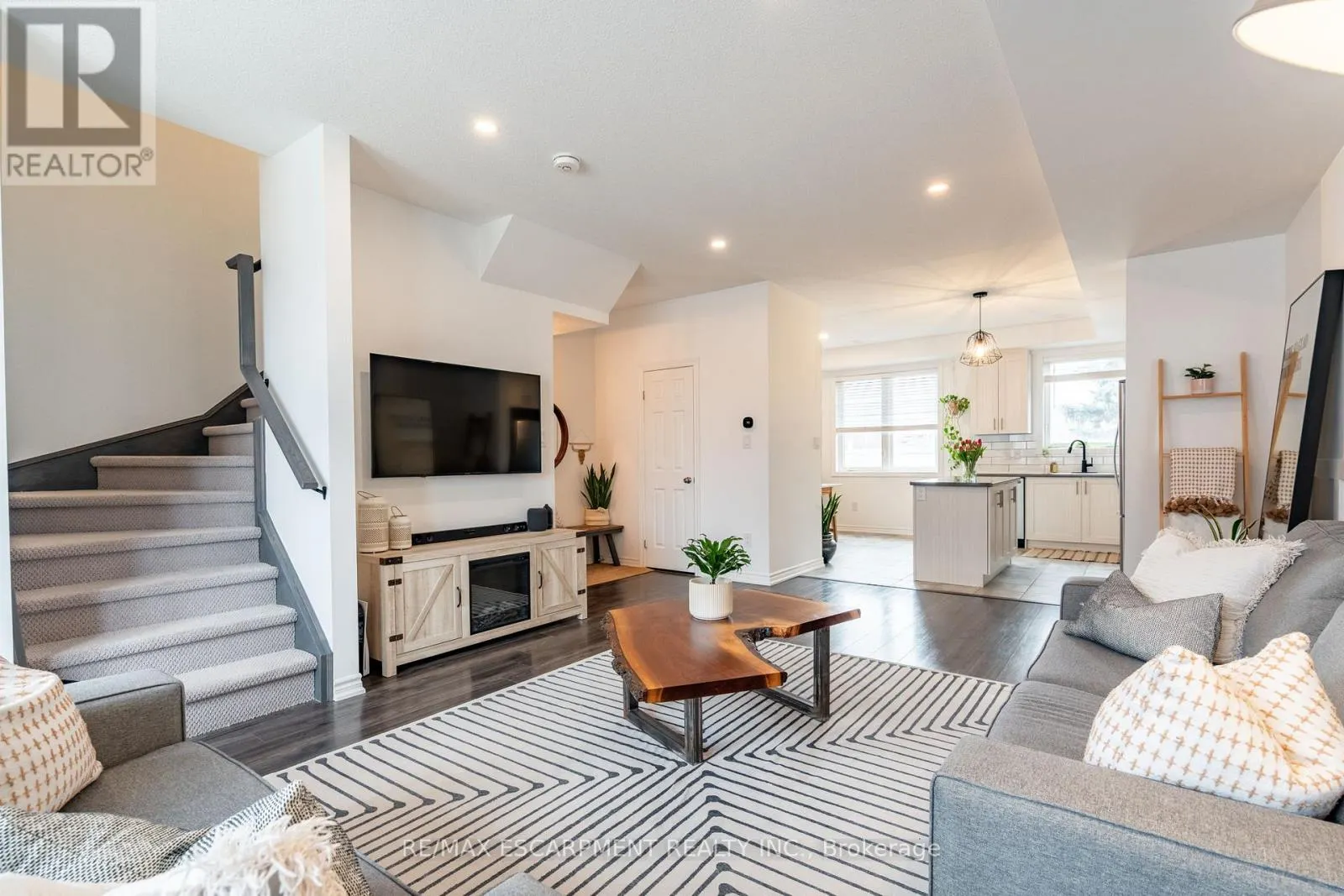 45 - 219 DUNDAS STREET E