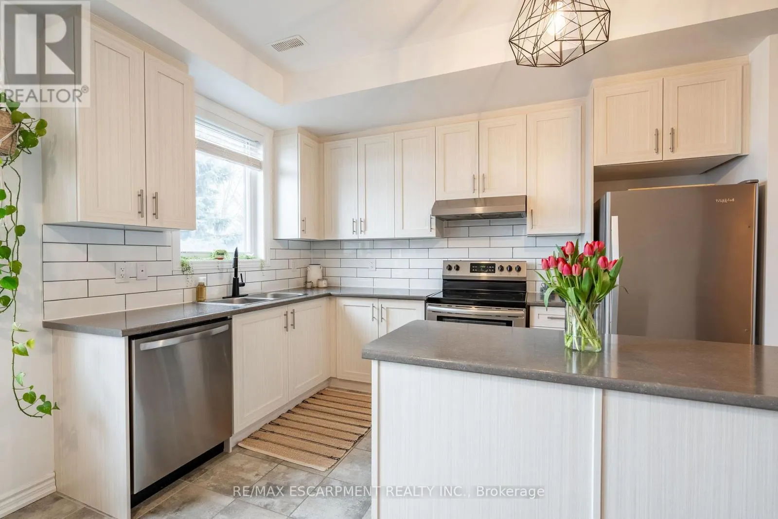 45 - 219 DUNDAS STREET E