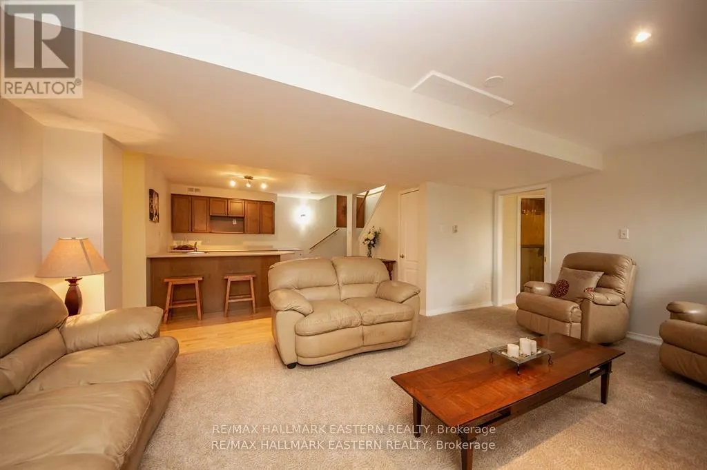 14 - 877 WENTWORTH STREET, #14