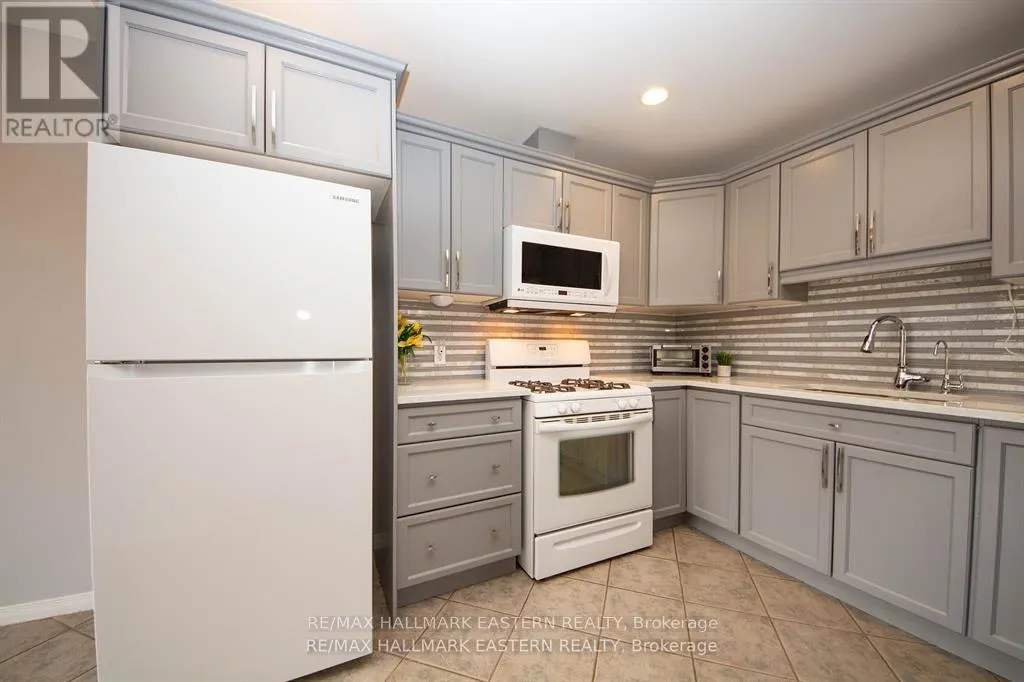 14 - 877 WENTWORTH STREET, #14