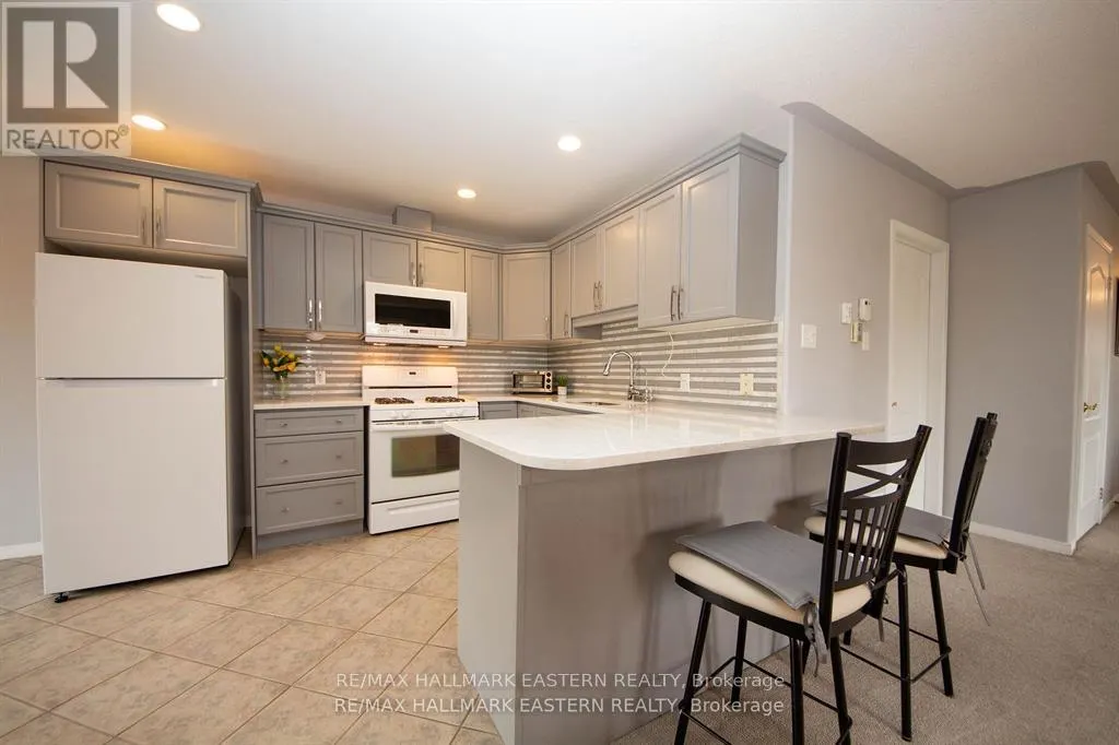 14 - 877 WENTWORTH STREET, #14