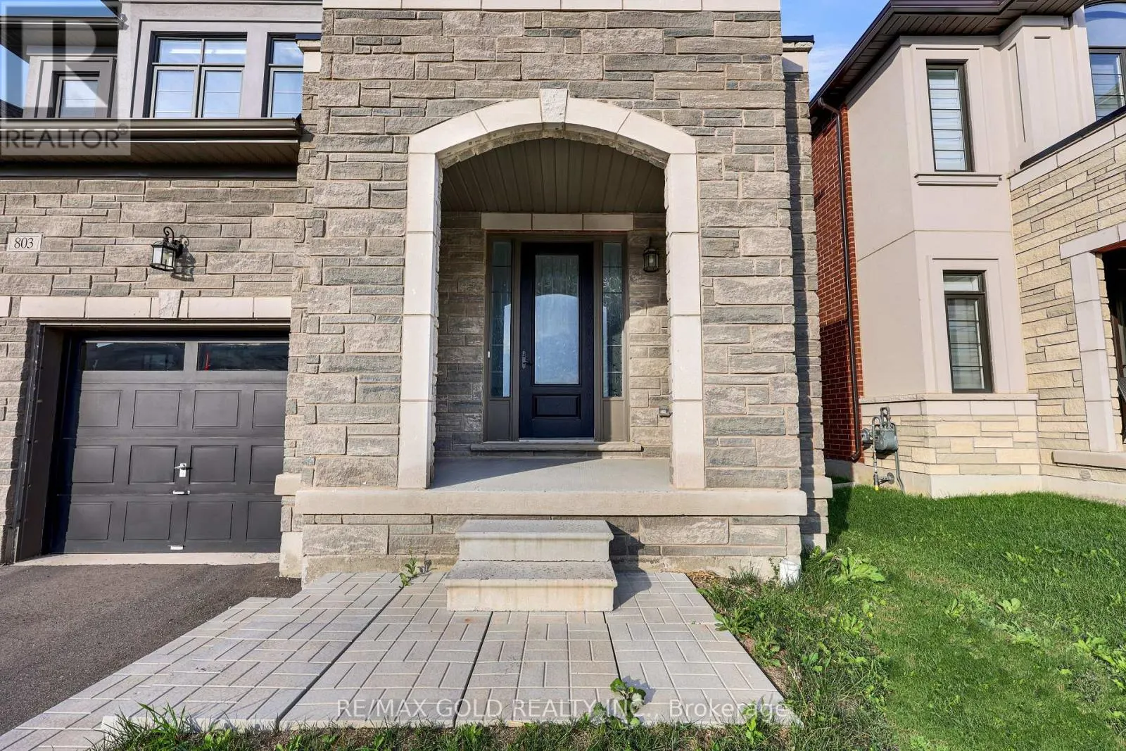 803 QUEENSTON BOULEVARD