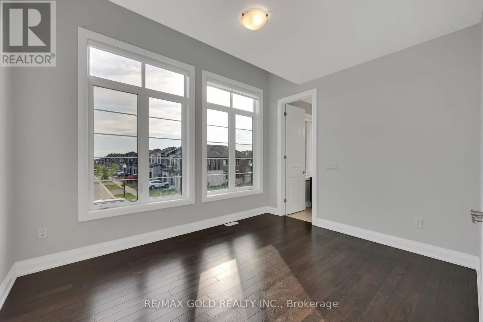 803 QUEENSTON BOULEVARD