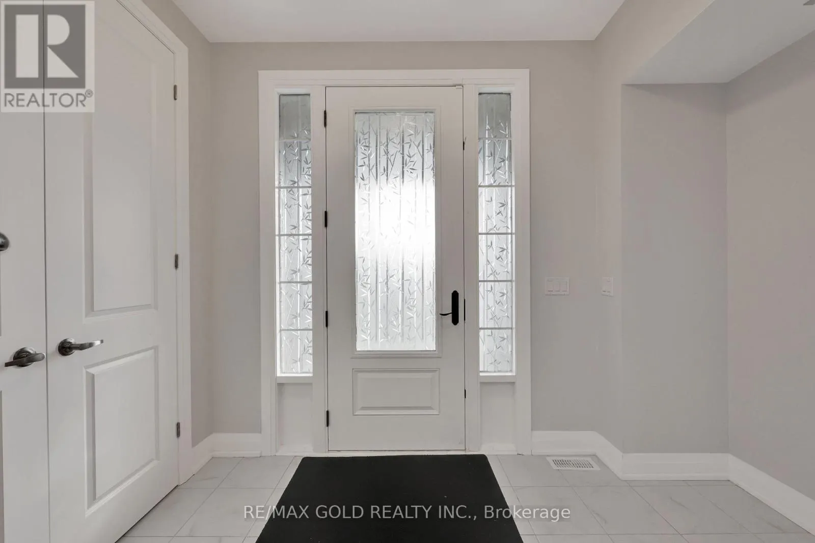 803 QUEENSTON BOULEVARD