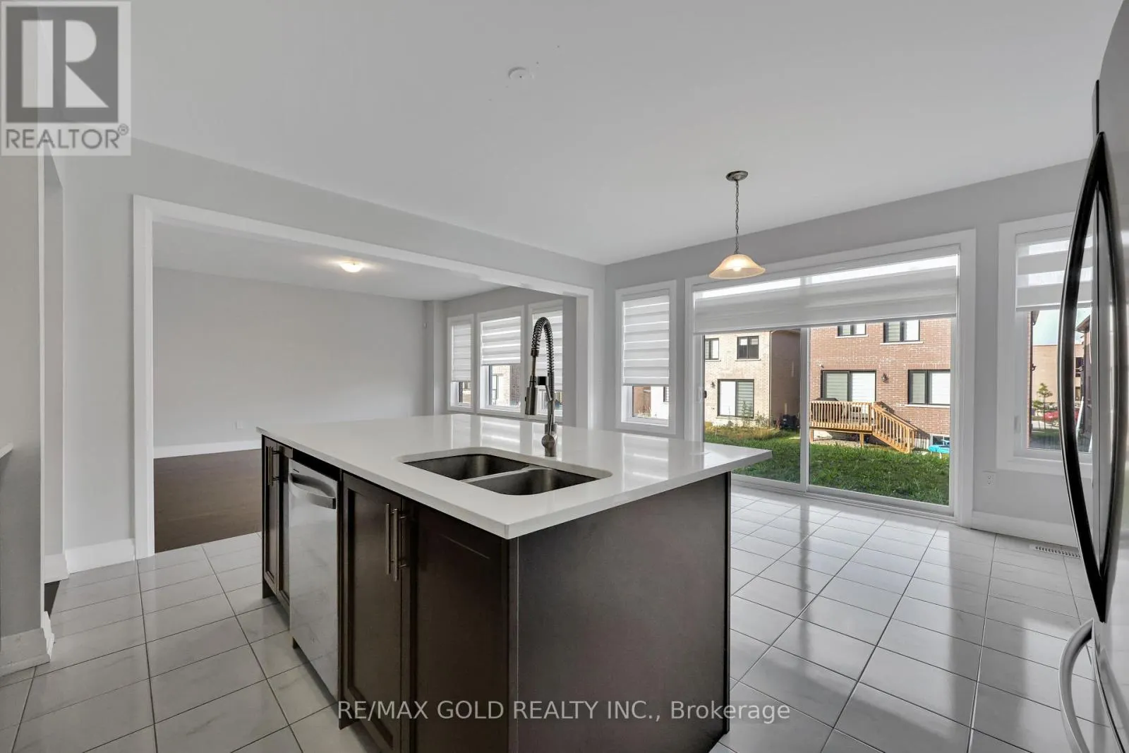 803 QUEENSTON BOULEVARD