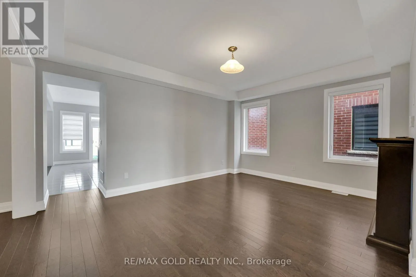 803 QUEENSTON BOULEVARD