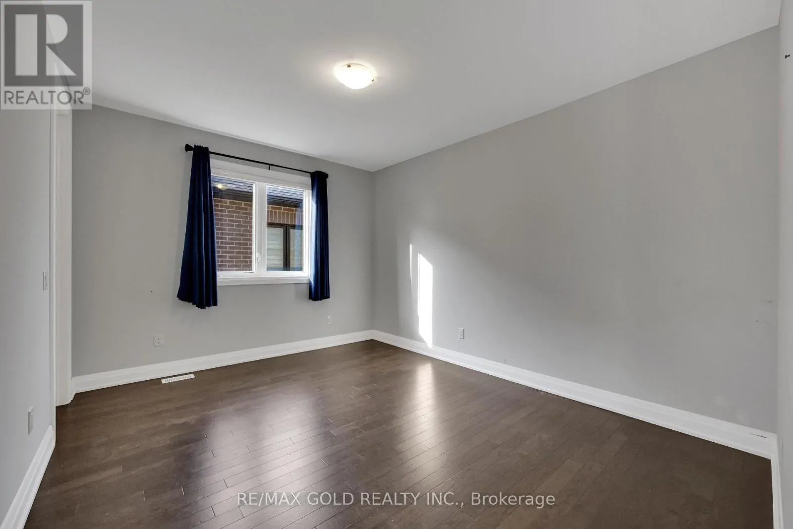 803 QUEENSTON BOULEVARD