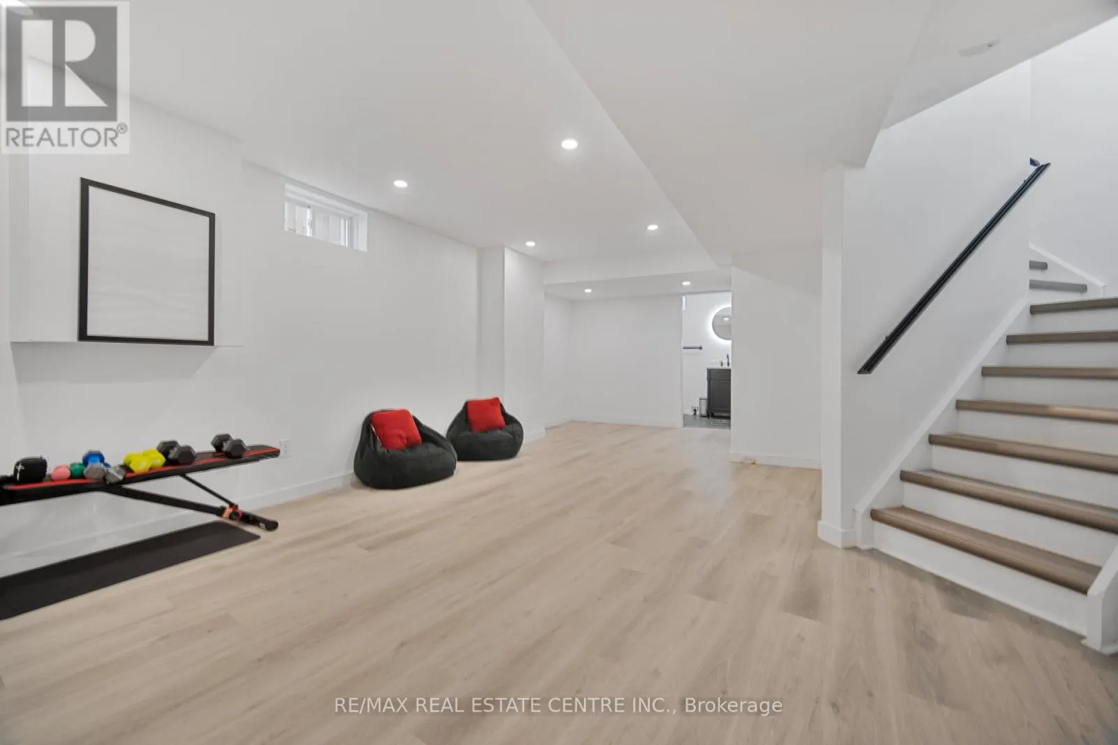 6 EULA WHITE PLACE