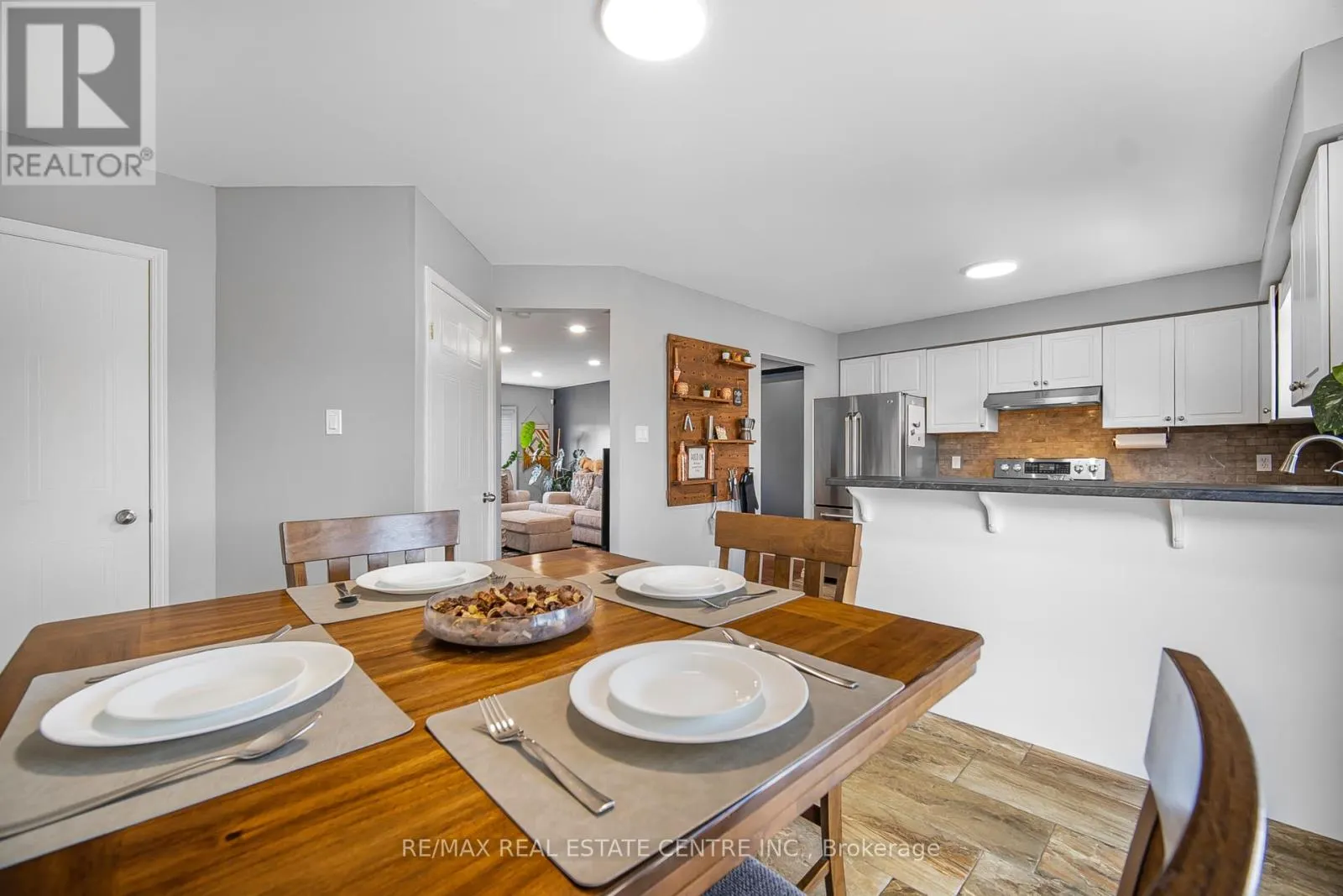 6 EULA WHITE PLACE