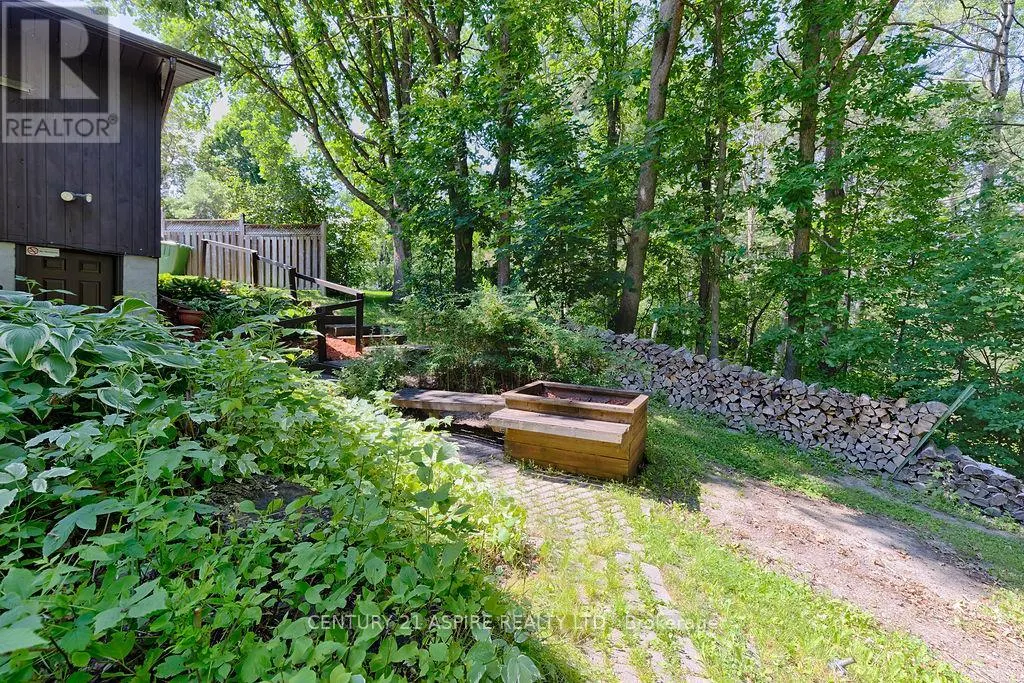 551 WHISPERING PINES CRESCENT