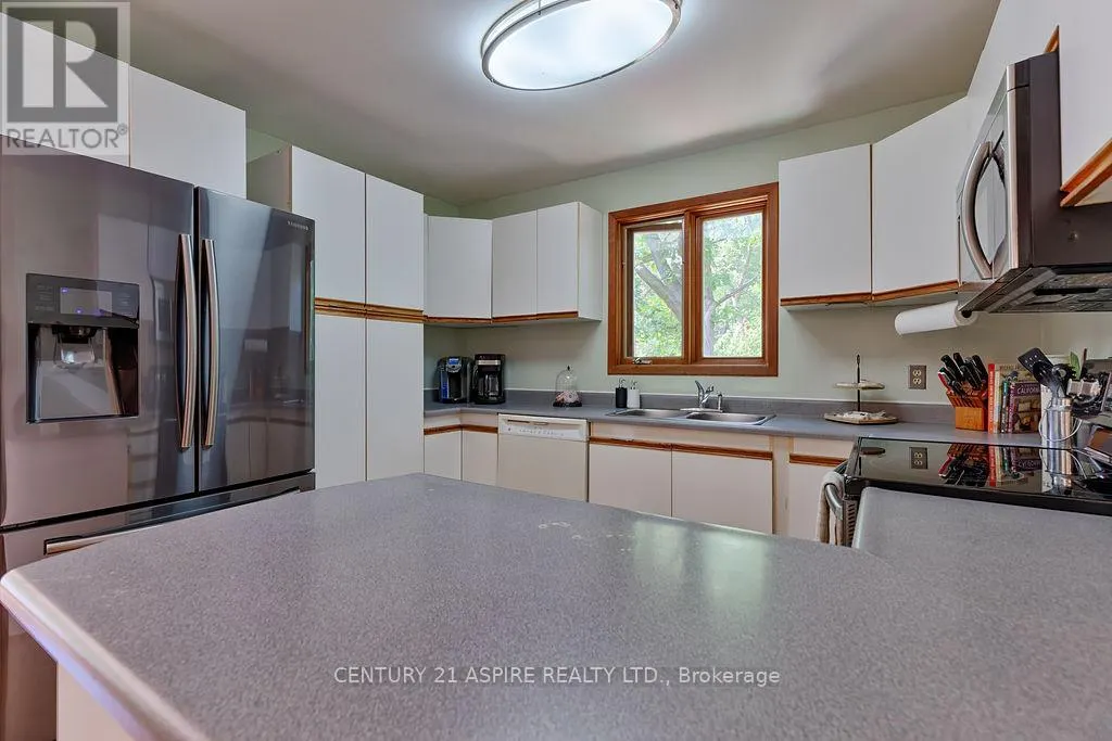 551 WHISPERING PINES CRESCENT