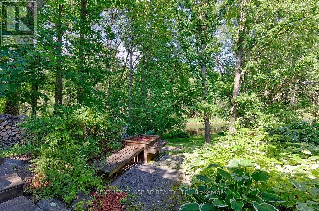 551 WHISPERING PINES CRESCENT