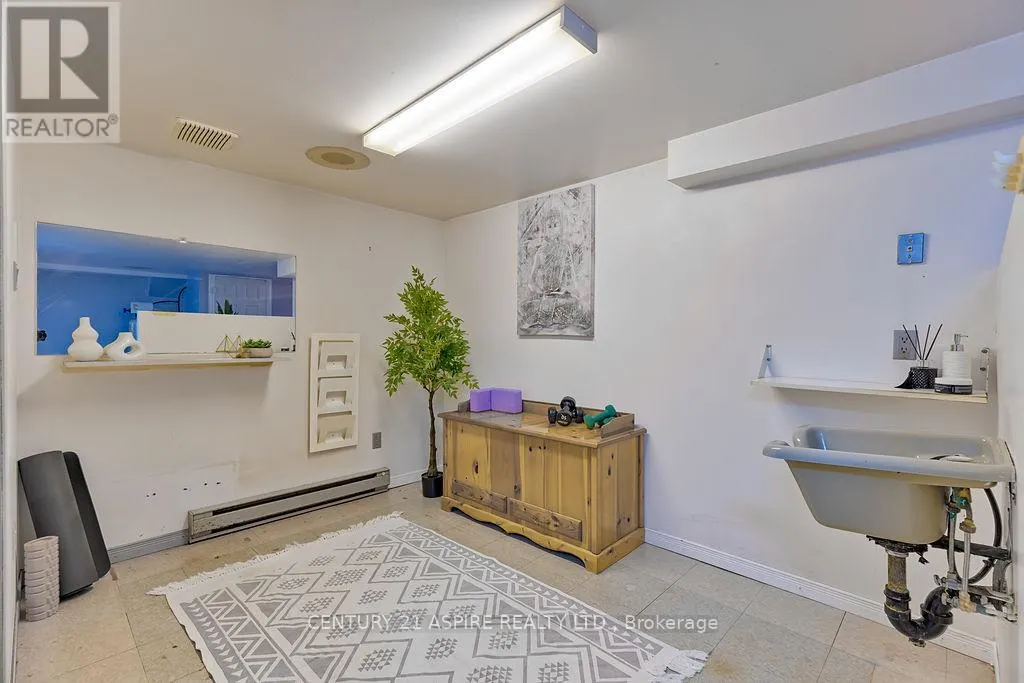 551 WHISPERING PINES CRESCENT