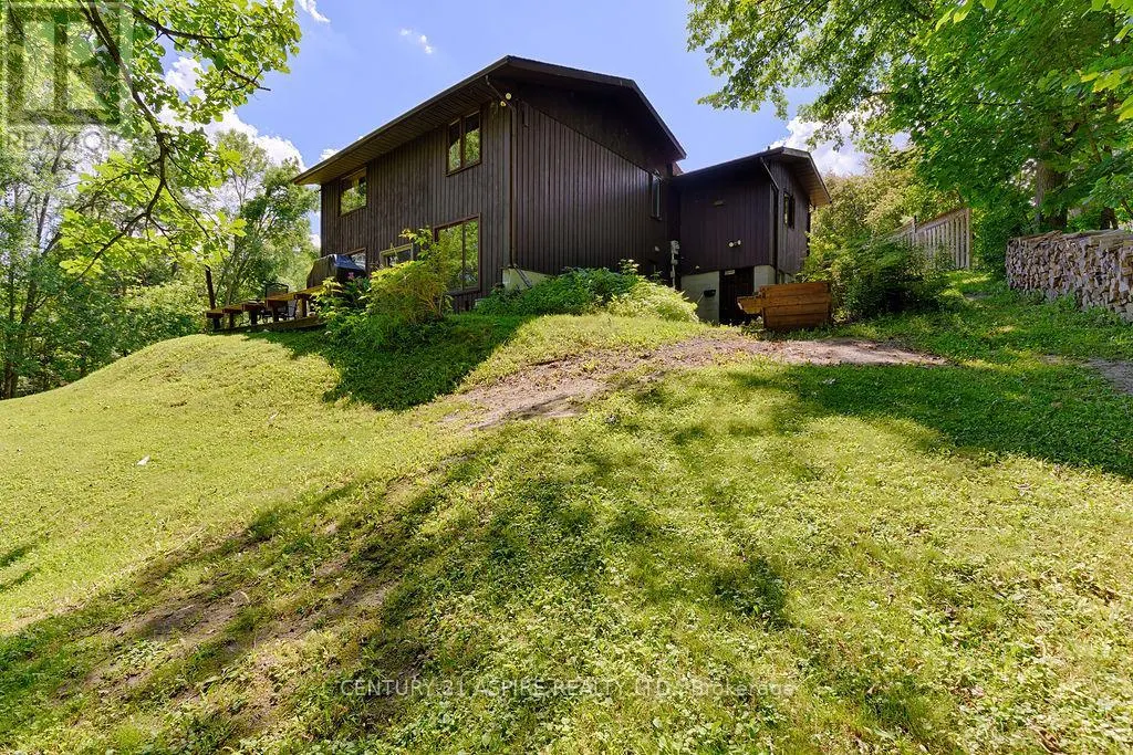 551 WHISPERING PINES CRESCENT