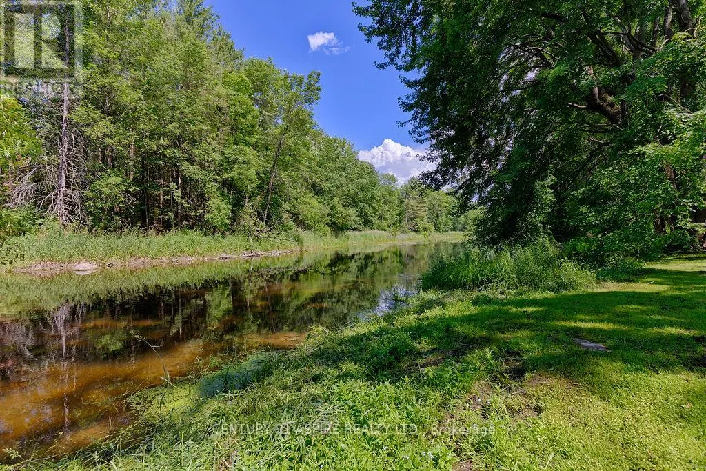 551 WHISPERING PINES CRESCENT