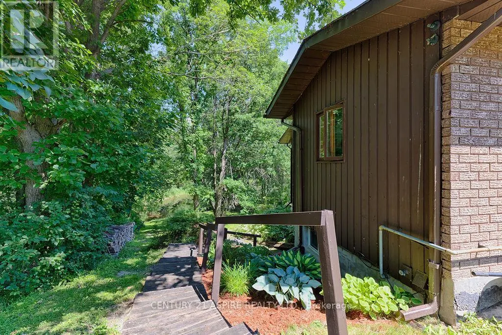 551 WHISPERING PINES CRESCENT