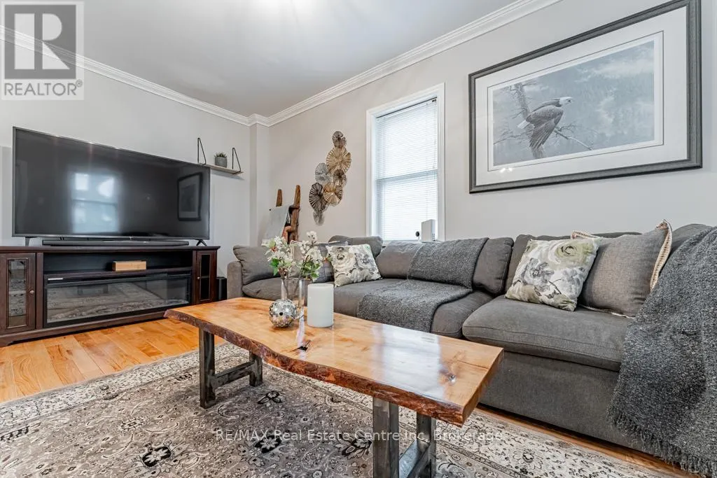 14 RIVERSIDE DRIVE W