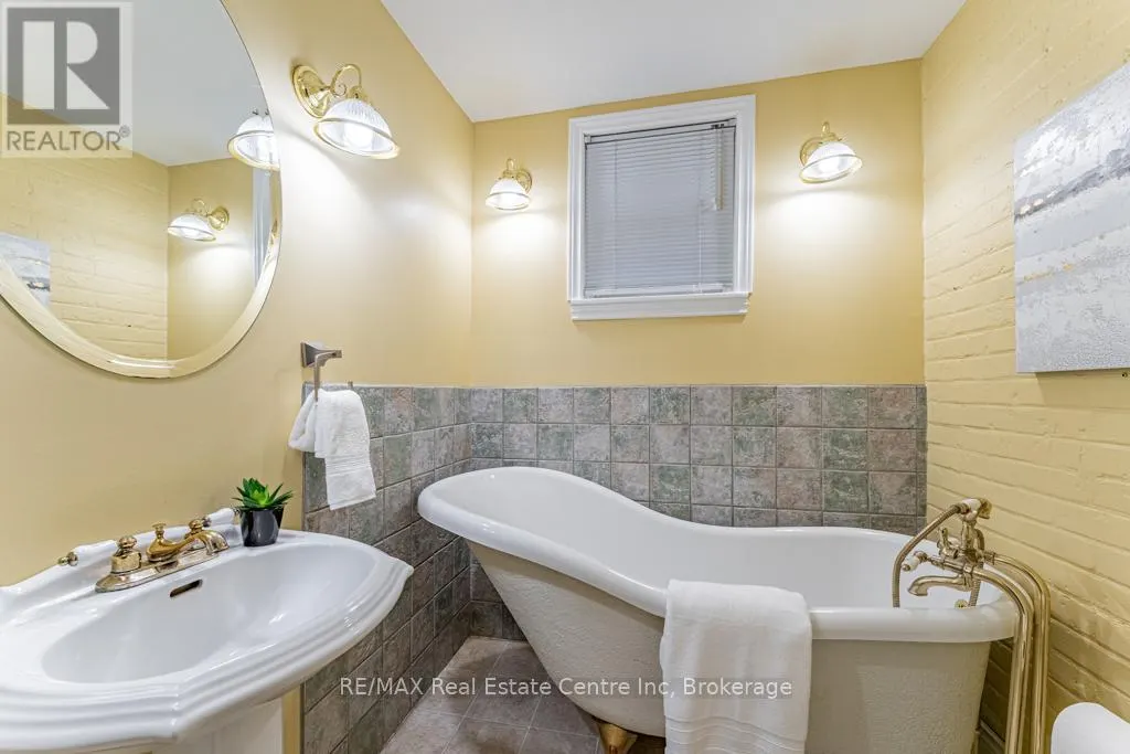 14 RIVERSIDE DRIVE W