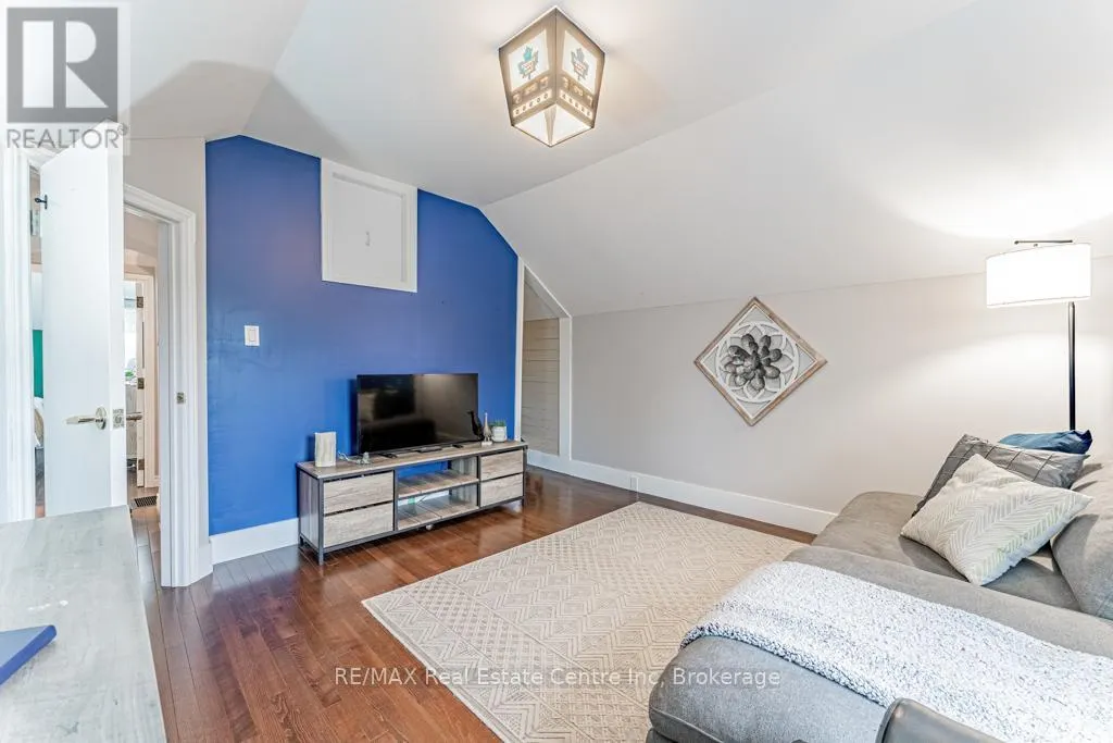 14 RIVERSIDE DRIVE W