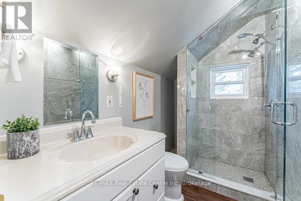 14 RIVERSIDE DRIVE W