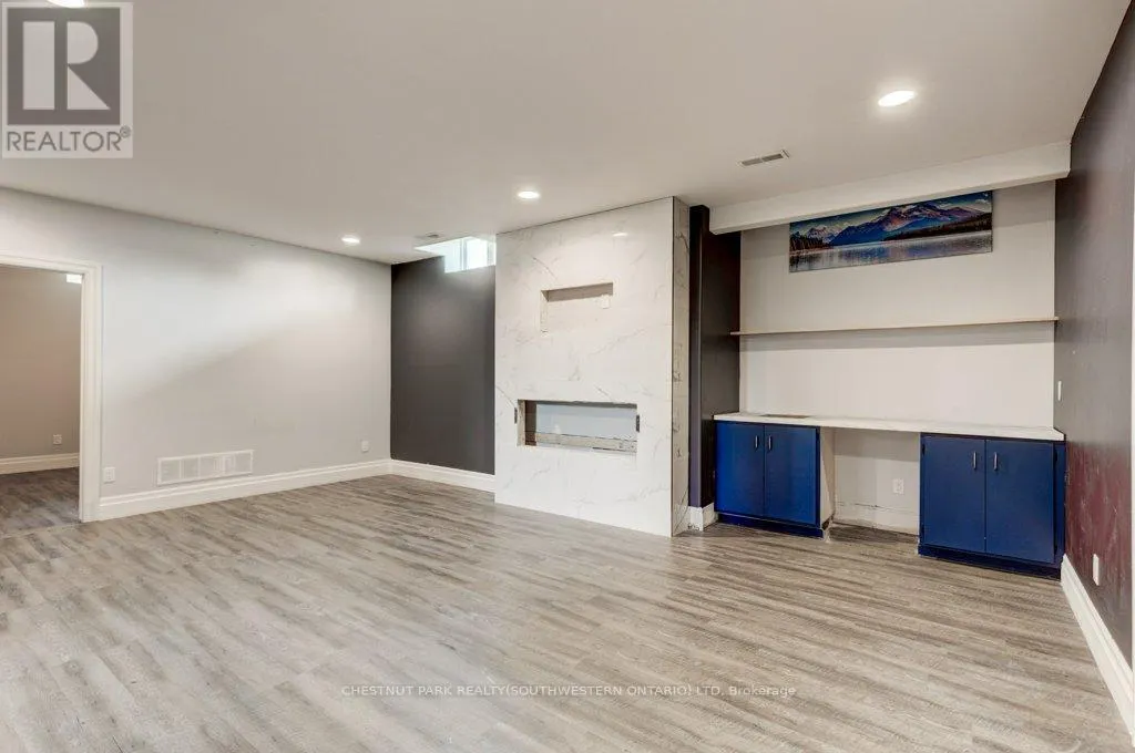 1145 REGENCY CRESCENT